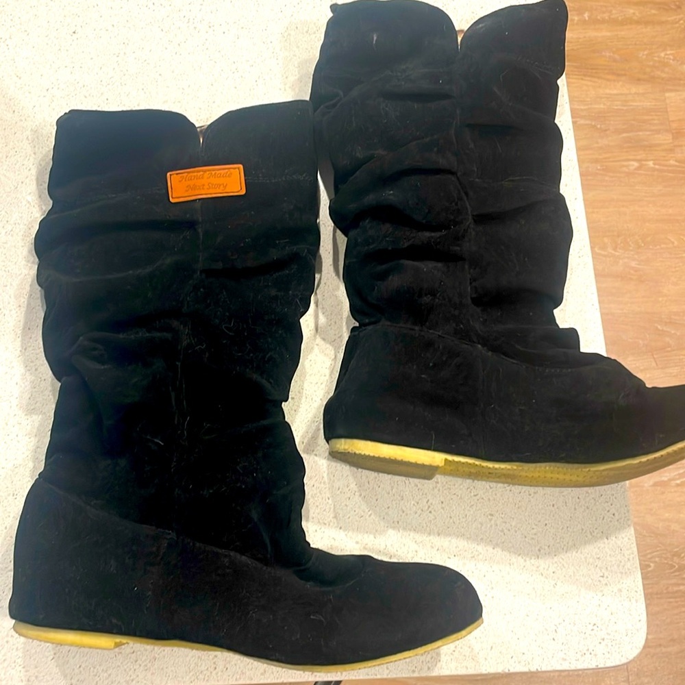 Cute low rise below the calf black round toe faux velvet winter boots - women’s